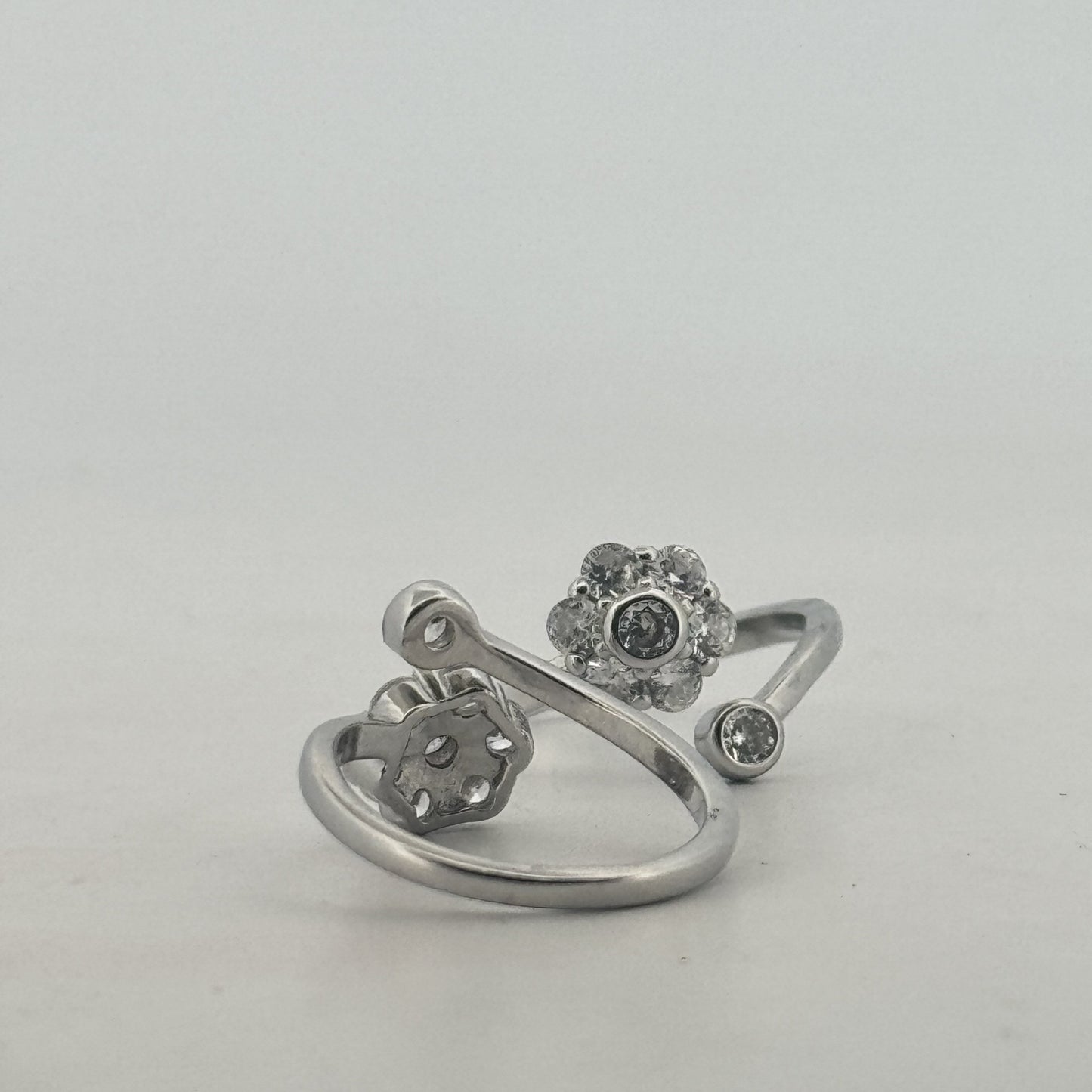 Rhodium-Plated 925 Sterling Silver Flower Toe Ring With White AD Stone